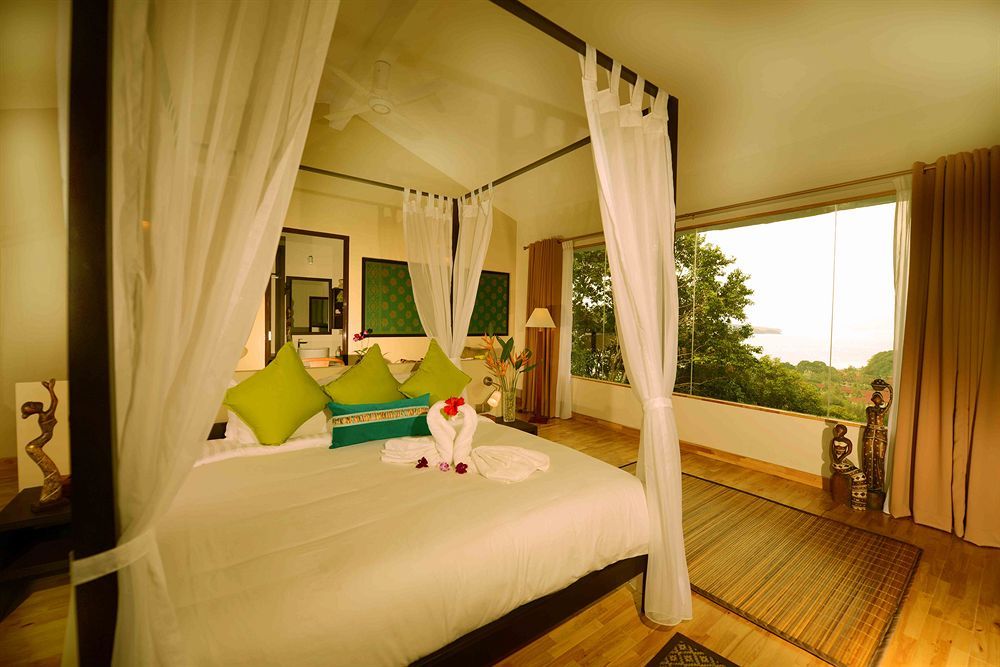 Ambong Rainforest Retreat Pantai Tengah  Exterior photo